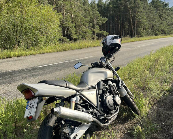 Хонда CB 400SF 2001 в Вышгороде на Automoto.ua Серый Хонда CB 400SF, объемом двигателя 0.39 л и пробегом 42 тыс. км за 3100 $, фото 2 на Automoto.ua