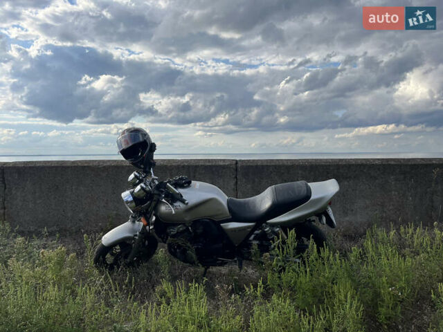 Хонда CB 400SF 2001 в Вышгороде на Automoto.ua Серый Хонда CB 400SF, объемом двигателя 0.39 л и пробегом 42 тыс. км за 3100 $, фото 1 на Automoto.ua