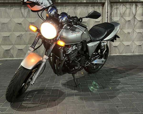 Хонда CB 400SF 2001 в Вышгороде на Automoto.ua Серый Хонда CB 400SF, объемом двигателя 0.39 л и пробегом 42 тыс. км за 3100 $, фото 3 на Automoto.ua