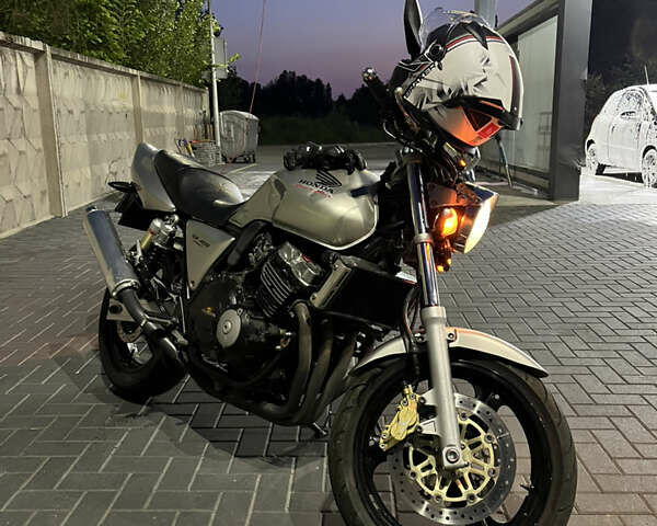 Хонда CB 400SF 2001 в Вышгороде на Automoto.ua Серый Хонда CB 400SF, объемом двигателя 0.39 л и пробегом 42 тыс. км за 3100 $, фото 4 на Automoto.ua
