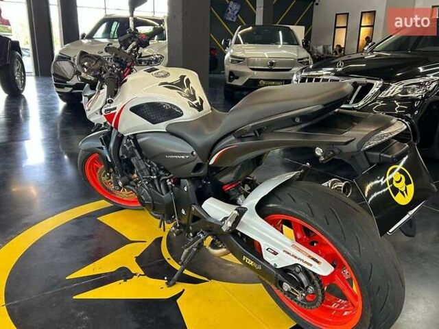 Білий Хонда CB 600F Hornet, об'ємом двигуна 0.6 л та пробігом 29 тис. км за 6800 $, фото 4 на Automoto.ua