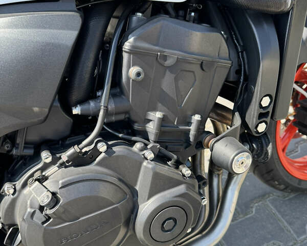 Білий Хонда CB 600F Hornet, об'ємом двигуна 0.6 л та пробігом 30 тис. км за 6300 $, фото 7 на Automoto.ua