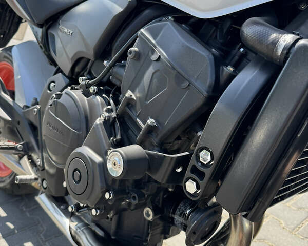 Білий Хонда CB 600F Hornet, об'ємом двигуна 0.6 л та пробігом 30 тис. км за 6300 $, фото 6 на Automoto.ua