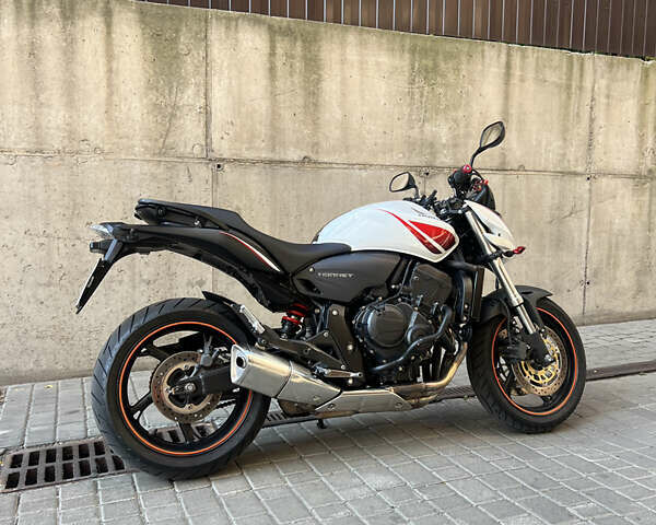 Белый Хонда CB 600F Hornet, объемом двигателя 0.6 л и пробегом 33 тыс. км за 5800 $, фото 3 на Automoto.ua