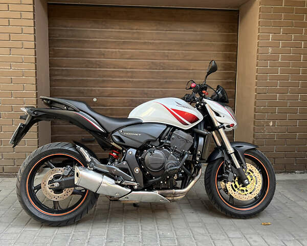 Белый Хонда CB 600F Hornet, объемом двигателя 0.6 л и пробегом 33 тыс. км за 5800 $, фото 1 на Automoto.ua
