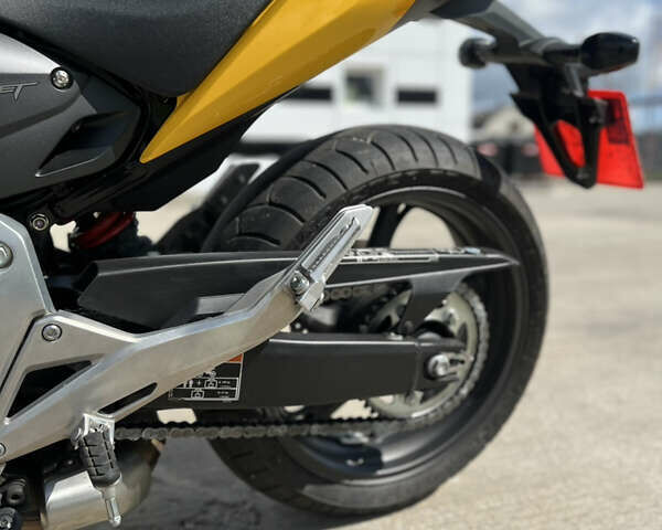 Желтый Хонда CB 600F Hornet, объемом двигателя 0.6 л и пробегом 18 тыс. км за 7000 $, фото 15 на Automoto.ua