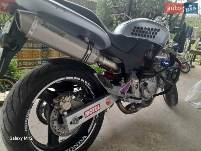 Серый Хонда CB 600F Hornet, объемом двигателя 0.6 л и пробегом 30 тыс. км за 3700 $, фото 5 на Automoto.ua