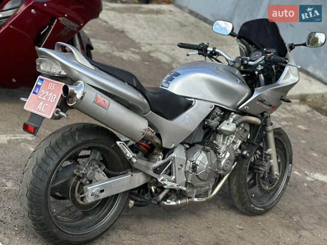 Серый Хонда CB 600F Hornet, объемом двигателя 0.6 л и пробегом 44 тыс. км за 3700 $, фото 4 на Automoto.ua