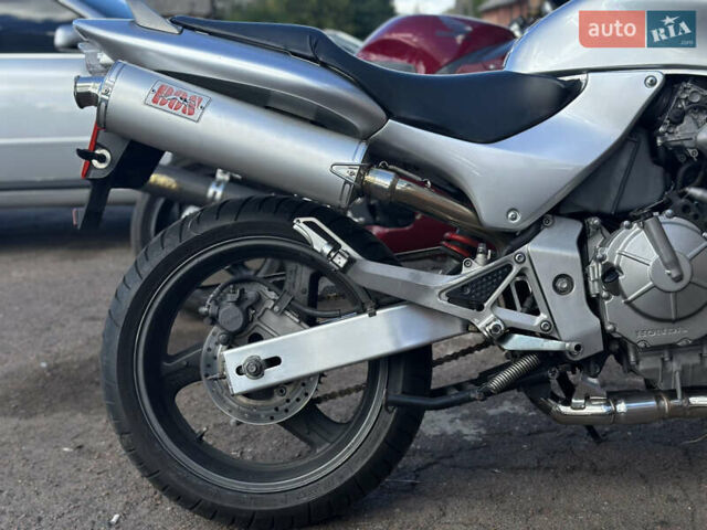 Серый Хонда CB 600F Hornet, объемом двигателя 0.6 л и пробегом 44 тыс. км за 3700 $, фото 3 на Automoto.ua