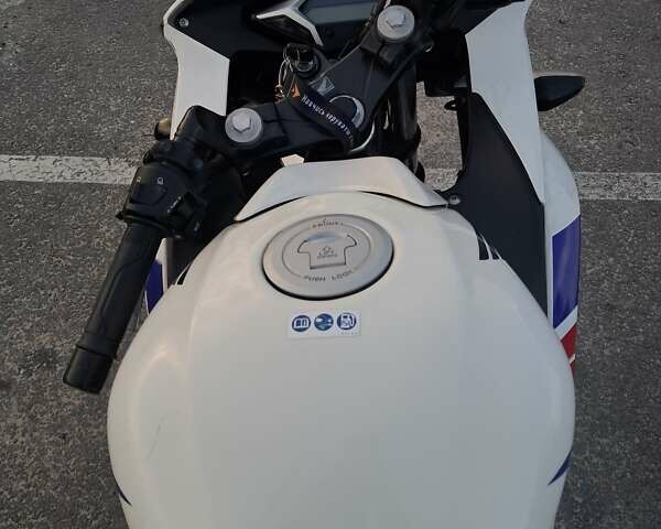 Белый Хонда CBR 250R, объемом двигателя 0.25 л и пробегом 17 тыс. км за 3200 $, фото 10 на Automoto.ua