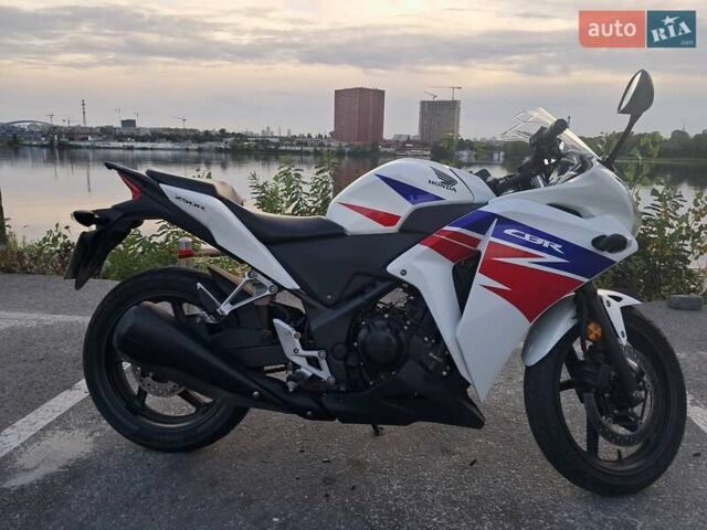 Белый Хонда CBR 250R, объемом двигателя 0.25 л и пробегом 17 тыс. км за 3200 $, фото 6 на Automoto.ua