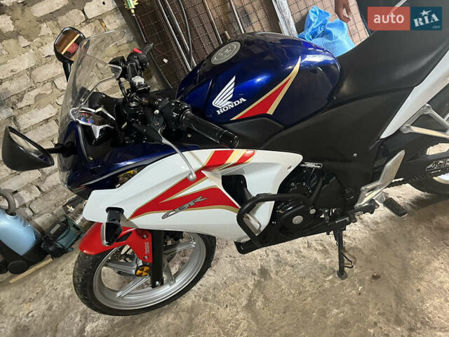 Белый Хонда CBR 250R, объемом двигателя 0.25 л и пробегом 3 тыс. км за 3000 $, фото 5 на Automoto.ua