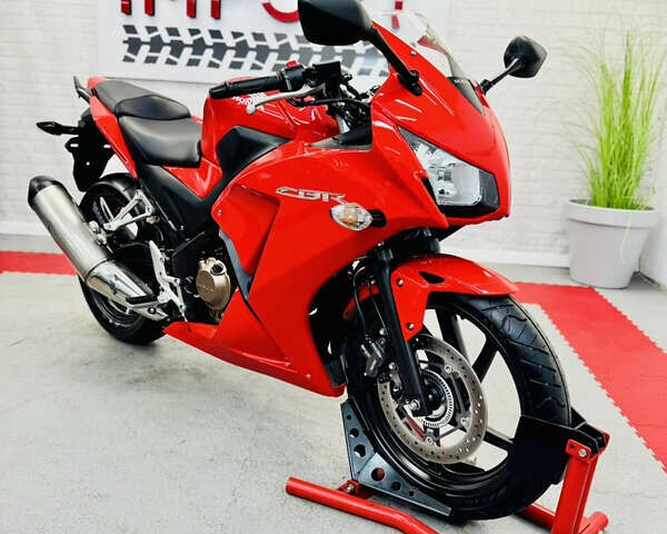 Красный Хонда CBR 300R, объемом двигателя 0.3 л и пробегом 10 тыс. км за 3300 $, фото 2 на Automoto.ua