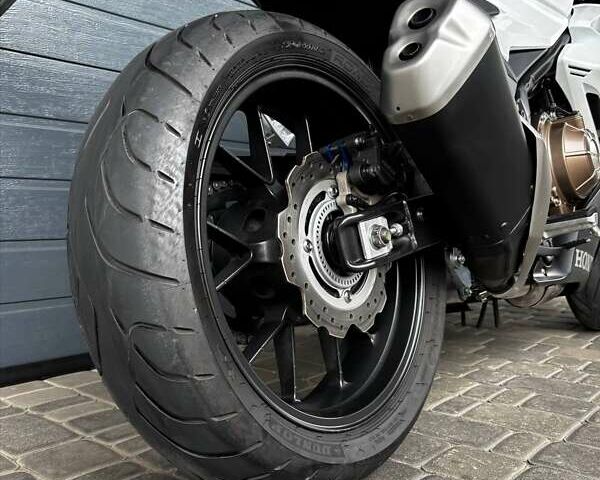 Белый Хонда CBR 400R, объемом двигателя 0.4 л и пробегом 32 тыс. км за 6000 $, фото 8 на Automoto.ua