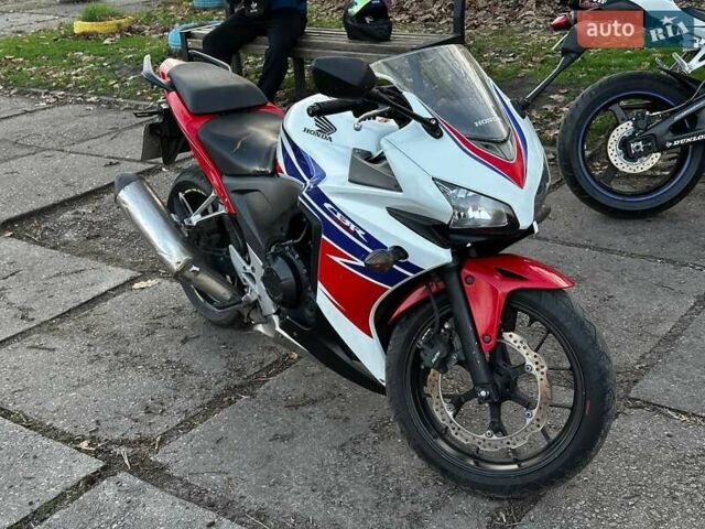 Белый Хонда CBR 400R, объемом двигателя 0.4 л и пробегом 32 тыс. км за 3600 $, фото 2 на Automoto.ua