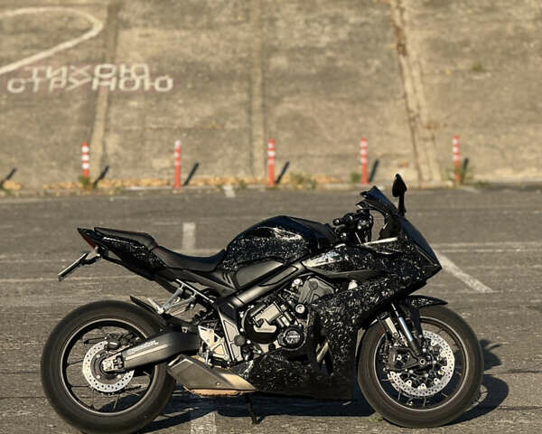 Черный Хонда CBR 650R, объемом двигателя 0.65 л и пробегом 14 тыс. км за 9800 $, фото 1 на Automoto.ua