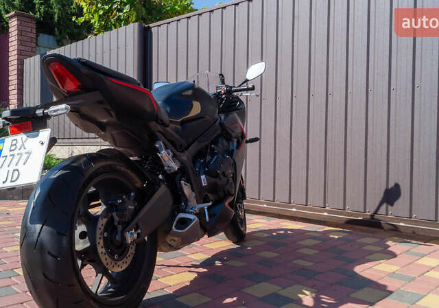 Черный Хонда CBR 650R, объемом двигателя 0.65 л и пробегом 14 тыс. км за 9900 $, фото 5 на Automoto.ua