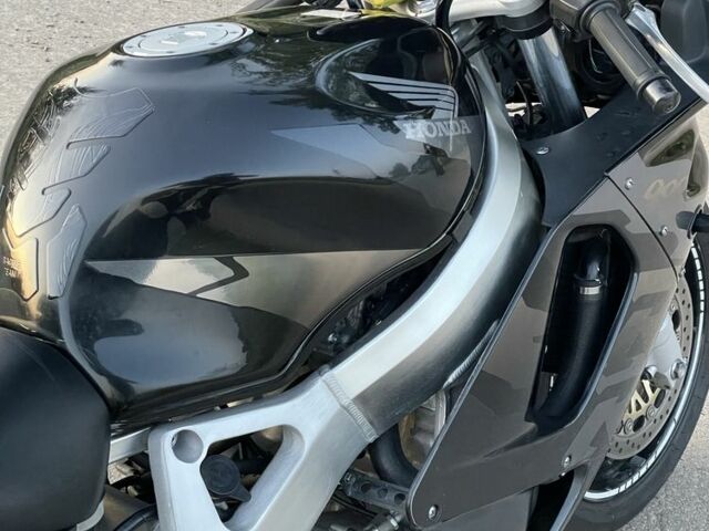 Хонда CBR 900RR, объемом двигателя 0.92 л и пробегом 0 тыс. км за 4500 $, фото 8 на Automoto.ua