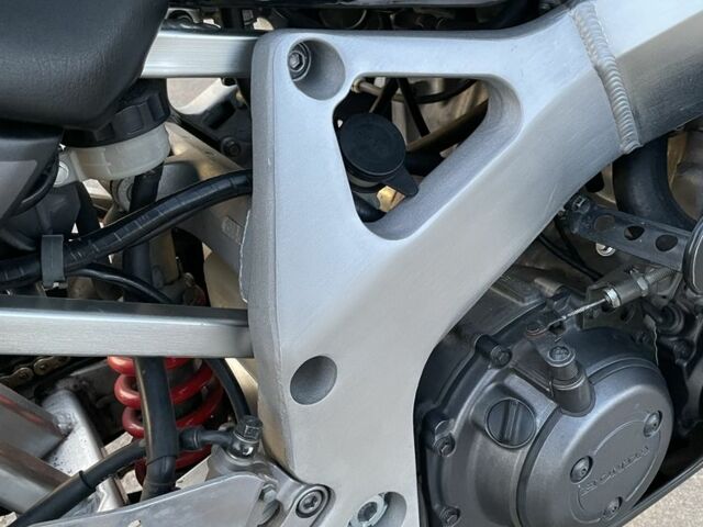 Хонда CBR 900RR, объемом двигателя 0.92 л и пробегом 0 тыс. км за 4500 $, фото 18 на Automoto.ua