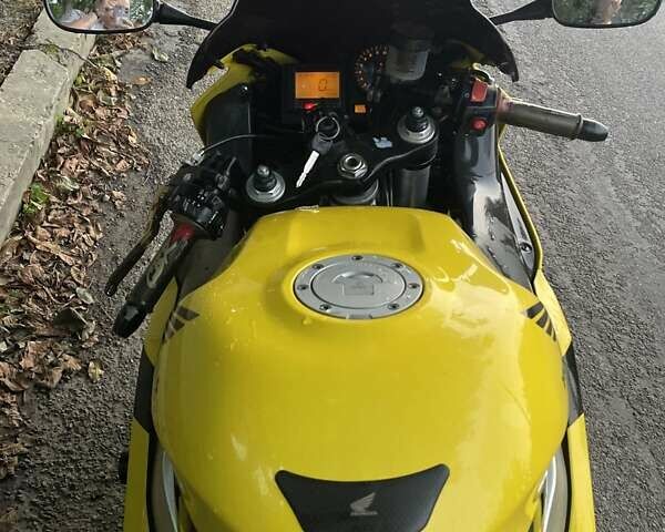 Желтый Хонда CBR 929RR, объемом двигателя 0.93 л и пробегом 42 тыс. км за 4999 $, фото 2 на Automoto.ua
