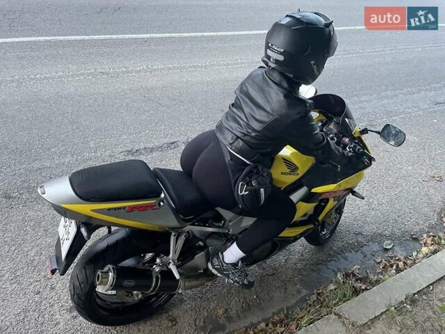 Желтый Хонда CBR 929RR, объемом двигателя 0.93 л и пробегом 42 тыс. км за 4999 $, фото 6 на Automoto.ua
