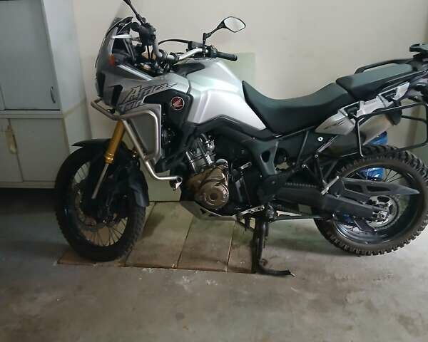 Серый Хонда CRF 1000L Africa Twin, объемом двигателя 1 л и пробегом 32 тыс. км за 10000 $, фото 1 на Automoto.ua