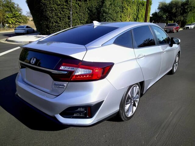 Сірий Хонда FCX Clarity, об'ємом двигуна 1.5 л та пробігом 32 тис. км за 17000 $, фото 4 на Automoto.ua