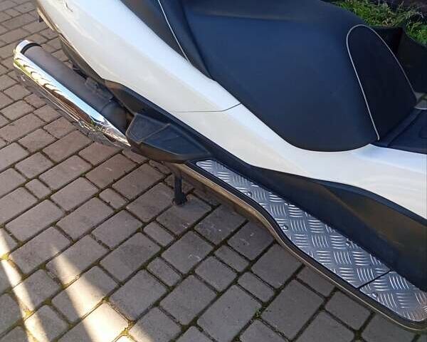 Белый Хонда Forza 250, объемом двигателя 0.25 л и пробегом 37 тыс. км за 3200 $, фото 5 на Automoto.ua
