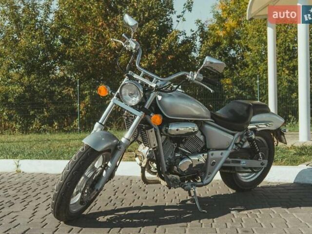 Серый Хонда Magna 250, объемом двигателя 0.25 л и пробегом 39 тыс. км за 2200 $, фото 2 на Automoto.ua