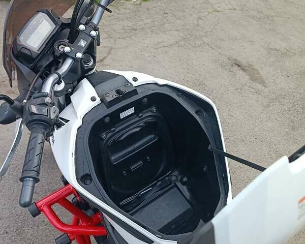 Белый Хонда NC 750S, объемом двигателя 0.74 л и пробегом 21 тыс. км за 5800 $, фото 5 на Automoto.ua