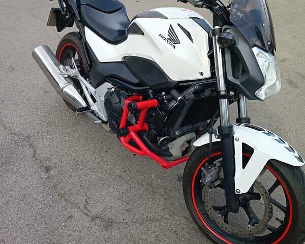 Белый Хонда NC 750S, объемом двигателя 0.74 л и пробегом 21 тыс. км за 5800 $, фото 2 на Automoto.ua