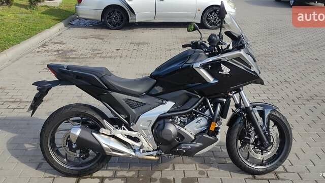 Черный Хонда NC 750X, объемом двигателя 0.75 л и пробегом 9 тыс. км за 10450 $, фото 3 на Automoto.ua