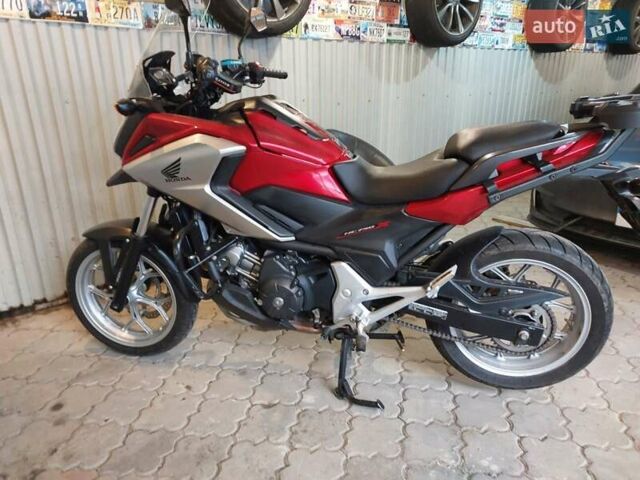 Красный Хонда NC 750X, объемом двигателя 0.75 л и пробегом 35 тыс. км за 7000 $, фото 5 на Automoto.ua