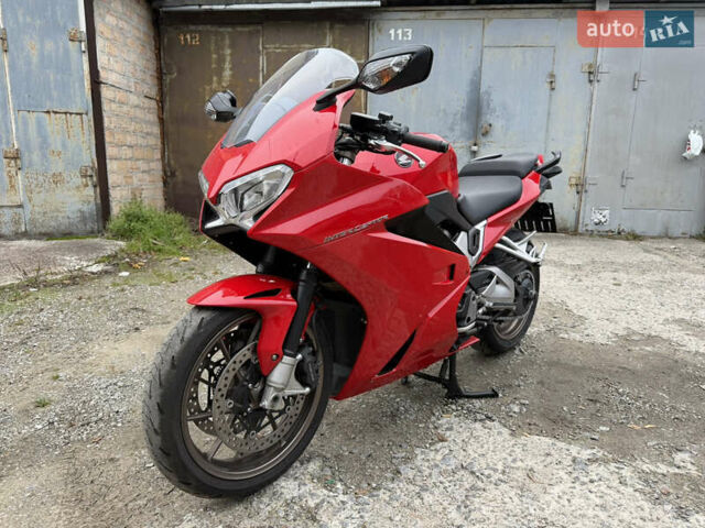 Хонда VFR 800F Interceptor 2015 у Києві на Automoto.ua Червоний Хонда VFR 800F Interceptor, об'ємом двигуна 0.8 л та пробігом 15 тис. км за 7900 $, фото 4 на Automoto.ua
