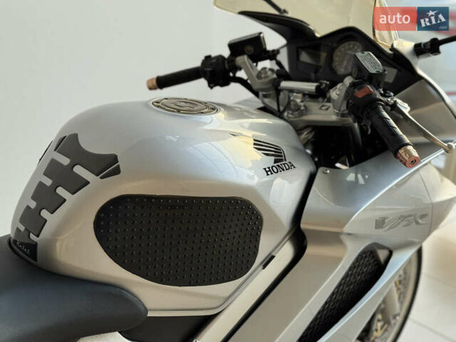 Хонда VFR 800F Interceptor, объемом двигателя 0.8 л и пробегом 60 тыс. км за 5500 $, фото 17 на Automoto.ua