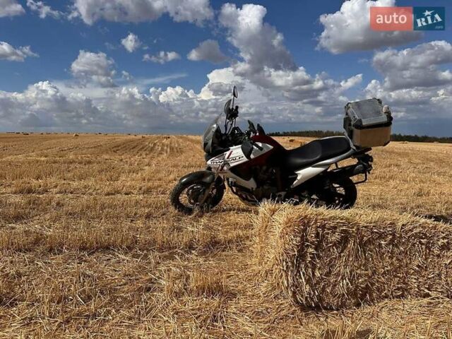 Білий Хонда XL 700V Transalp, об'ємом двигуна 0.68 л та пробігом 44 тис. км за 7000 $, фото 2 на Automoto.ua