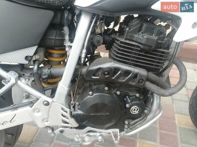 Белый Хонда XR 400 Motard, объемом двигателя 0 л и пробегом 33 тыс. км за 4000 $, фото 1 на Automoto.ua