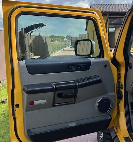 Жовтий Хаммер Н2, об'ємом двигуна 5.97 л та пробігом 175 тис. км за 23000 $, фото 13 на Automoto.ua