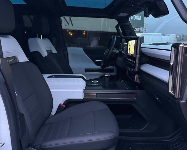 Білий Хаммер EV, об'ємом двигуна 0 л та пробігом 9 тис. км за 130000 $, фото 46 на Automoto.ua