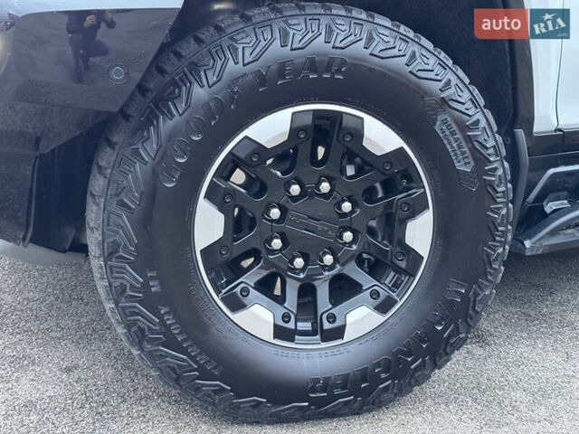 Білий Хаммер EV, об'ємом двигуна 0 л та пробігом 9 тис. км за 130000 $, фото 23 на Automoto.ua