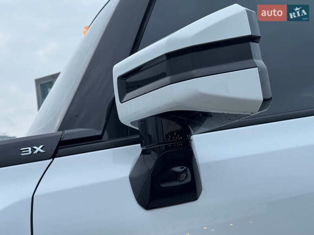 Білий Хаммер EV, об'ємом двигуна 0 л та пробігом 9 тис. км за 130000 $, фото 19 на Automoto.ua