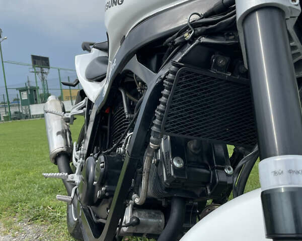 Белый Хьюсонг GT 250R, объемом двигателя 0.25 л и пробегом 32 тыс. км за 1350 $, фото 10 на Automoto.ua