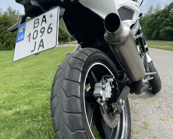 Белый Хьюсонг GT 250R, объемом двигателя 0.25 л и пробегом 32 тыс. км за 1350 $, фото 8 на Automoto.ua