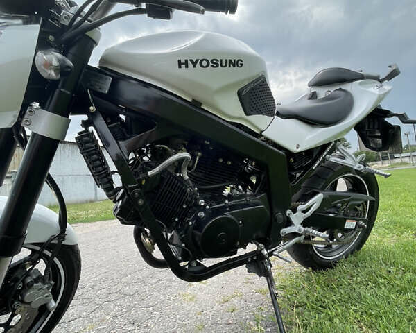 Белый Хьюсонг GT 250R, объемом двигателя 0.25 л и пробегом 32 тыс. км за 1350 $, фото 6 на Automoto.ua