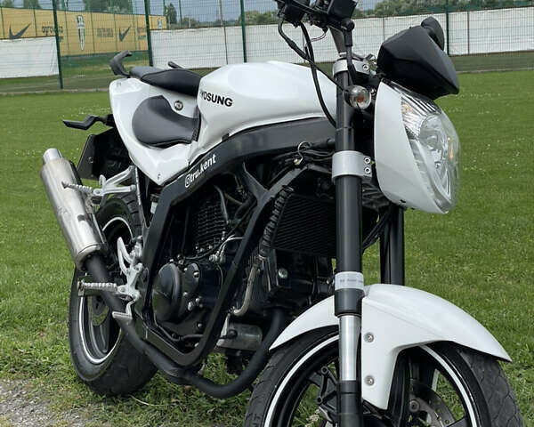 Белый Хьюсонг GT 250R, объемом двигателя 0.25 л и пробегом 32 тыс. км за 1350 $, фото 5 на Automoto.ua