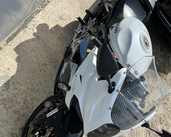 Белый Хьюсонг GT 650R, объемом двигателя 0.65 л и пробегом 12 тыс. км за 3299 $, фото 2 на Automoto.ua