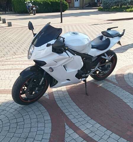 Белый Хьюсонг GT 650R, объемом двигателя 0.65 л и пробегом 31 тыс. км за 3300 $, фото 1 на Automoto.ua