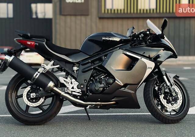 Черный Хьюсонг GT 650R, объемом двигателя 0.65 л и пробегом 4 тыс. км за 4900 $, фото 1 на Automoto.ua