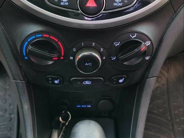 Белый Хендай Акцент, объемом двигателя 1.6 л и пробегом 283 тыс. км за 6800 $, фото 5 на Automoto.ua