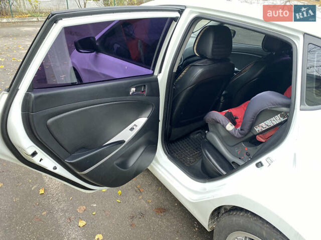 Белый Хендай Акцент, объемом двигателя 1.58 л и пробегом 180 тыс. км за 8500 $, фото 9 на Automoto.ua